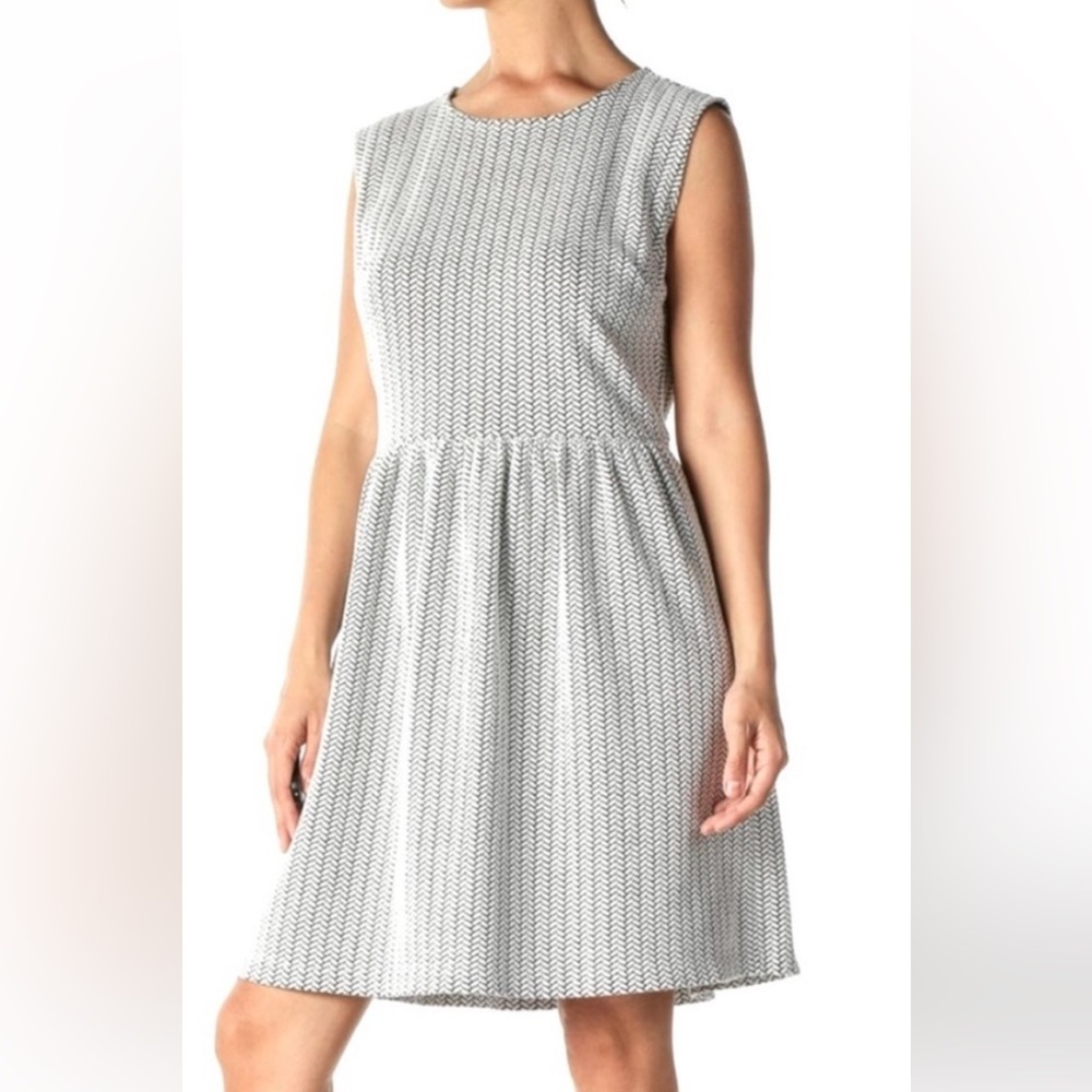 Loft Petite Sleeveless Black and White Chevron Patterned Dress